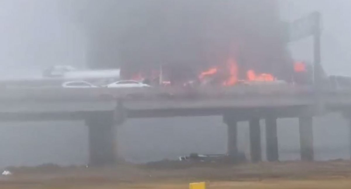 루이지애나주 ‘세인트 존 더 뱁티스트 패리시’ 지역의 55번 고속도로에서 다중추돌 사고가 발생해 차량이 불타고 있다. @ChaudharyParvez 트위터 캡처