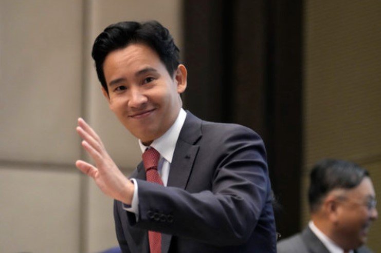 태국 총선에서 제1당에 오른 전진당 피타 림짜른랏 대표가 올해 5월 기자회견을 마친 뒤 퇴장하고 있다. AP 뉴시스