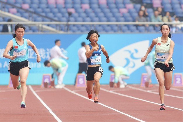 전민재(가운데)가 26일 열린 2022 항저우 장애인아시안게임 육상 여자 T36 100m 결선에서 역주하고 있다. (대한장애인체육회 제공)