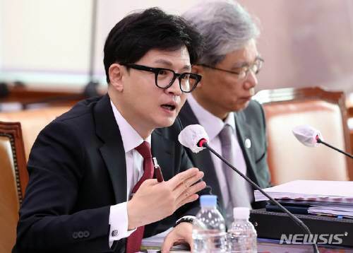 한동훈 법무부 장관이 26일 오전 서울 여의도 국회에서 열린 법제사법위원회 종합감사에서 의원들의 질의에 답하고 있다. 뉴시스