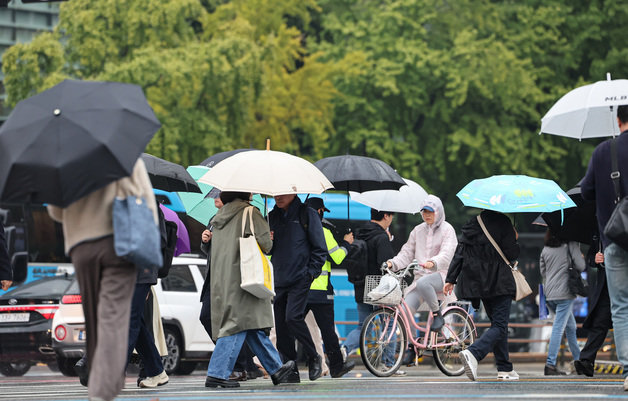 가을비가 내리는 19일 오전 서울 종로구 광화문네거리에서 우산을 쓴 시민들이 출근길 발걸음을 재촉하고 있다. 2023.10.19/뉴스1