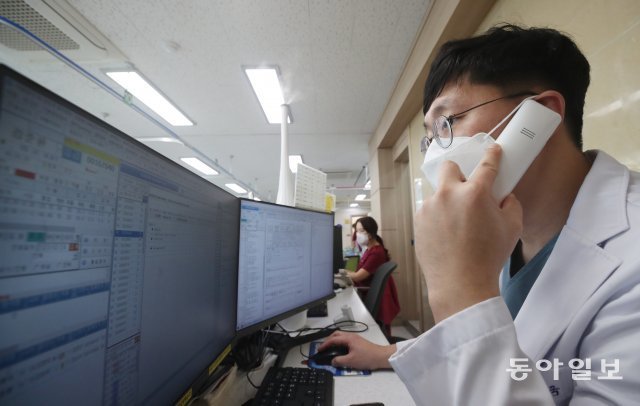 강경국 여수전남병원 응급의학과장이 직접 치료하기 어려운 환자를 받아줄 다른 병원을 찾아 전화를 돌리고 있다. 국내에선 응급실 빈 병상뿐 아니라 중환자실 병상과 치료 의사까지 있는 병원을 찾으려면 일일이 전화를 걸어봐야 한다. 동아일보DB