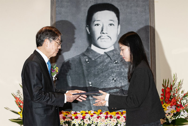 김황식 안중근의사숭모회 이사장이 안중근 장학금을 받는 학생에게 장학증서를 수여하고 있다. 뉴스1