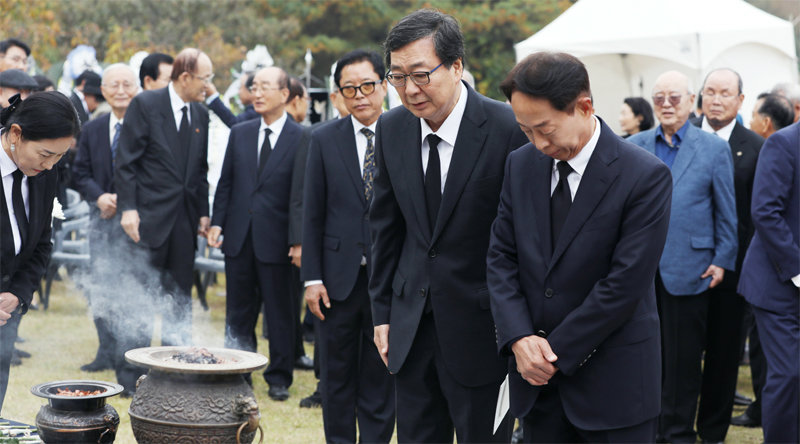 김현철 김영삼대통령기념재단 이사장(오른쪽)과 김홍업 김대중아태평화센터 이사장이 26일 오후 경기 파주시 동화경모공원에서 열린 노태우 전 대통령 2주기 추모식에서 헌화와 분향을 하고 있다. 파주=뉴시스