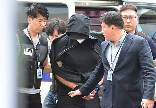 제주에서 대구로 향하던 아시아나 항공기의 비상문을 착륙 직전 강제로 개방한 30대 남성이 28일 오후 대구 수성구 대구지방법원에서 열린 구속 전 피의자 심문(영장실질심사)에 출석하기 위해 법원으로 들어가고 있다. 2023.05.28. 뉴시스