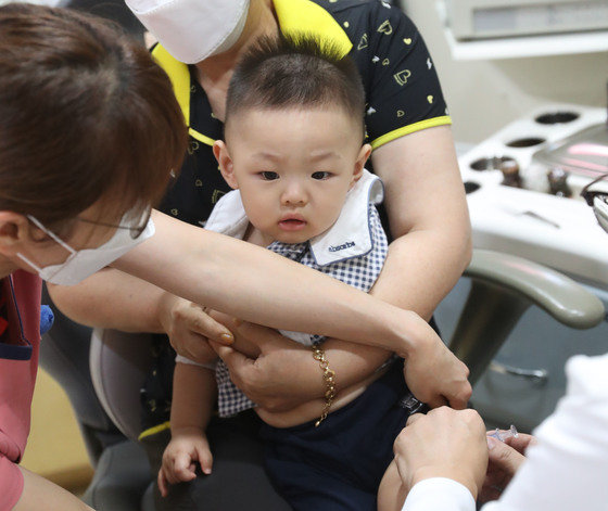 경기 수원시의 한 소아·청소년과 의원에서 아이가 독감 예방접종을 하고 있다. 뉴스1