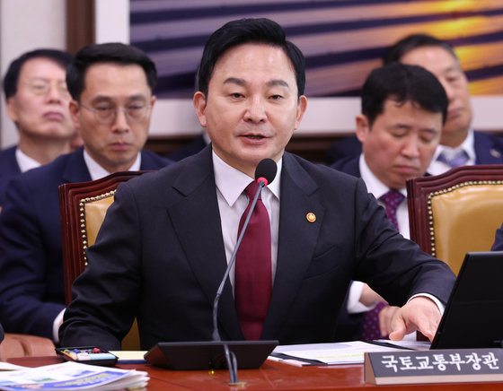 원희룡 국토교통부 장관이 10일 서울 여의도 국회에서 열린 국토교통위원회 국정감사에서 의원들의 질의에 답변하고 있다. 2023.10.10/뉴스1