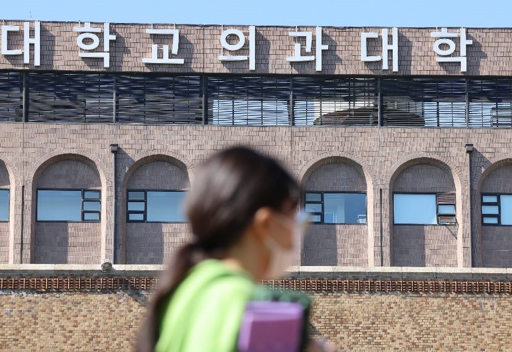 정부가 의과대학 정원을 늘리겠다고 밝힌 가운데 16일 서울 시내 한 대학병원에서 한 학생이 병원 건물 앞을 지나고 있다. 뉴스1