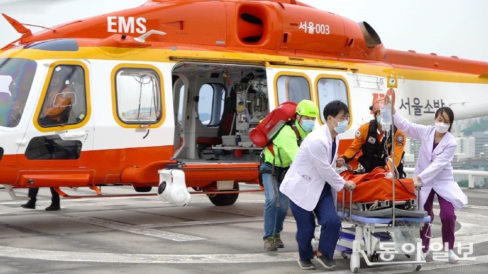 의료진들이 헬기를 타고 이송된 응급환자를 이송하고 있는 모습. 동아일보DB