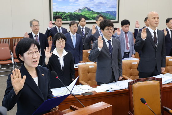 한화진 환경부 장관이 11일 오전 서울 여의도 국회에서 열린 환경노동위원회의 환경부에 대한 국정감사에서 선서하고 있다. 2023.10.11/뉴스1