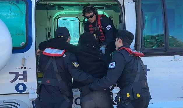 한라산 백록담 인근에서 탈진한 모자가 해경 헬기로 이송되고 있다. 제주지방해양경찰청 제공