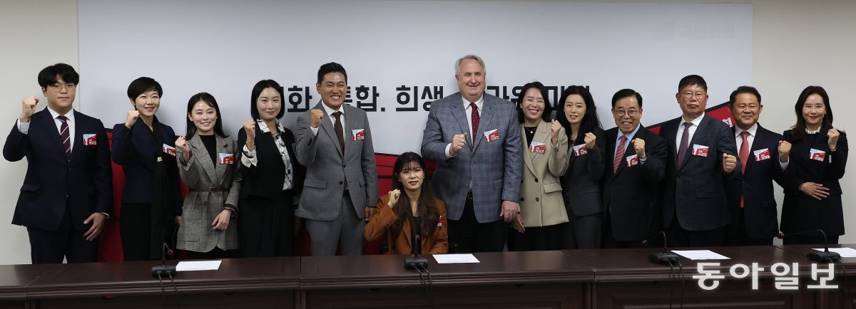 27일 서울 여의도 국민의힘 당사에서 인요한 혁신위원장이 주재하는 ‘국민의힘 국민과 함께 혁신위’의 첫 회의가 열렸다. 왼쪽부터 
박우진 경북대 농업생명과학대 학생회장, 임장미 마이펫플러스 대표, 송희 전 대구MBC 앵커, 정선화 국민의힘 전주시병 당협위원장,
 오신환 광진을 당협위원장, 이소희 세종시의원, 인 위원장, 박소연 서울아산병원 소아치과 임상조교수, 최안나 세종대 교수, 박성중
 의원(서울 서초을), 김경진 동대문을 당협위원장, 정해용 전 대구시 경제부시장, 이젬마 경희대 국제학과 교수. 김재명 기자 
base@donga.com