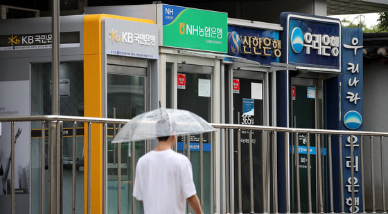 서울 시내 시중은행 ATM 앞으로 시민들이 지나가는 모습. 2023.8.22/뉴스1 ⓒ News1