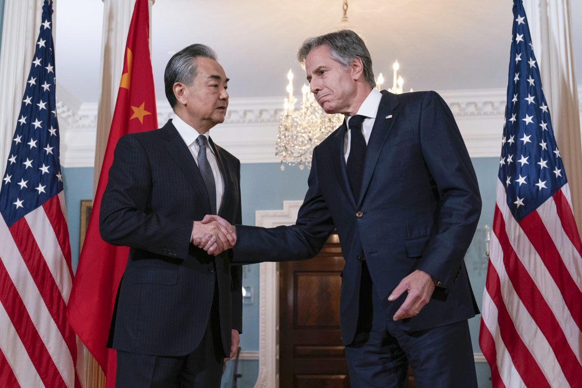 왕이 중국 외교부장(왼쪽)과 토니 블링컨 미국 국무장관이 26일(현지 시간) 회담에 앞서 악수하고 있다. 워싱턴=AP 뉴시스