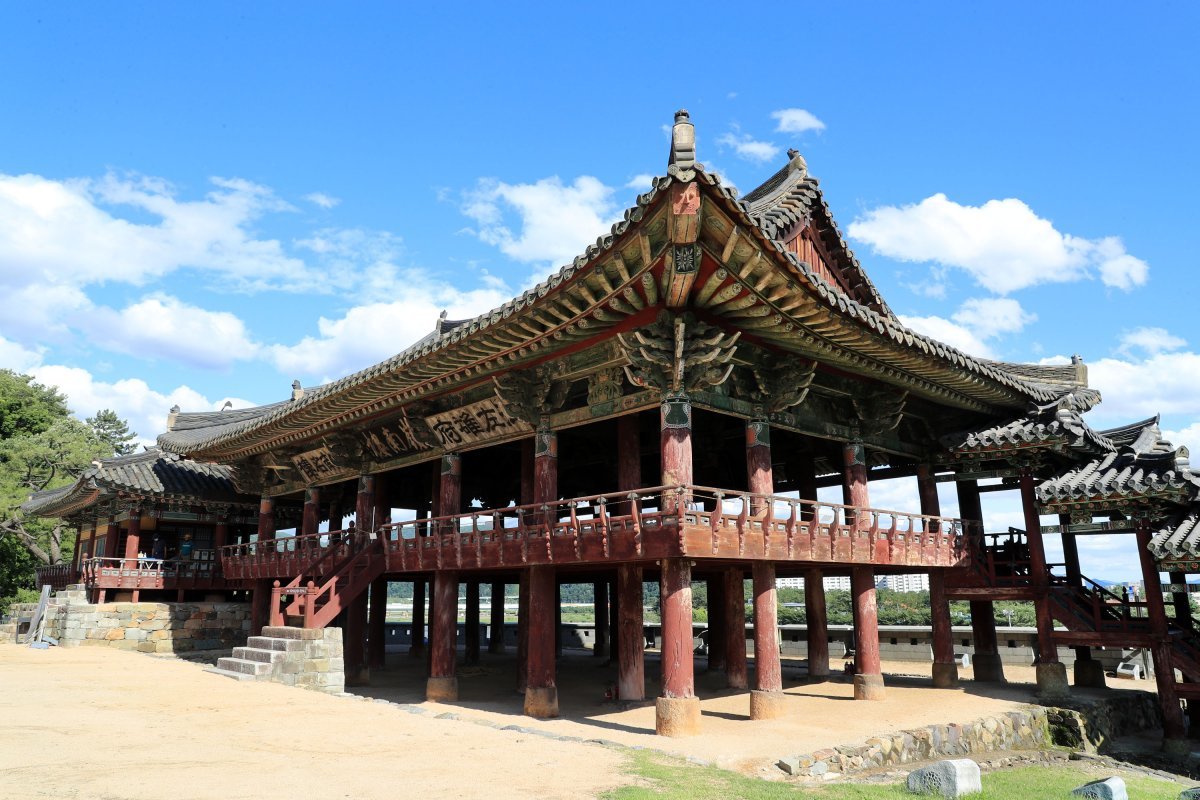 강원 삼척 죽서루(위쪽 사진)와 경남 밀양 영남루. 문화재청 제공