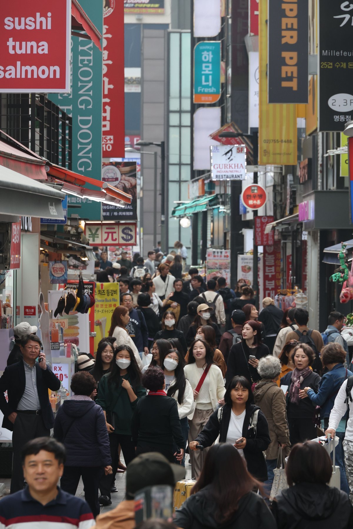 25일 오전 서울 중구 명동거리가 관광객들로 붐비고 있다.
