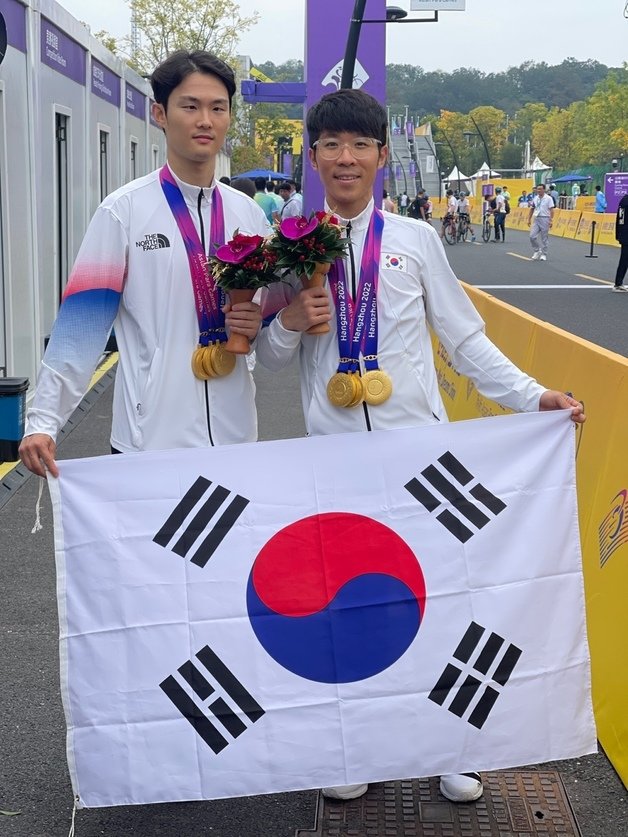 2022 항저우 장애인아시안게임 3관왕에 오른 김정빈(왼쪽)과 윤중헌(대한장애인체육회 제공)