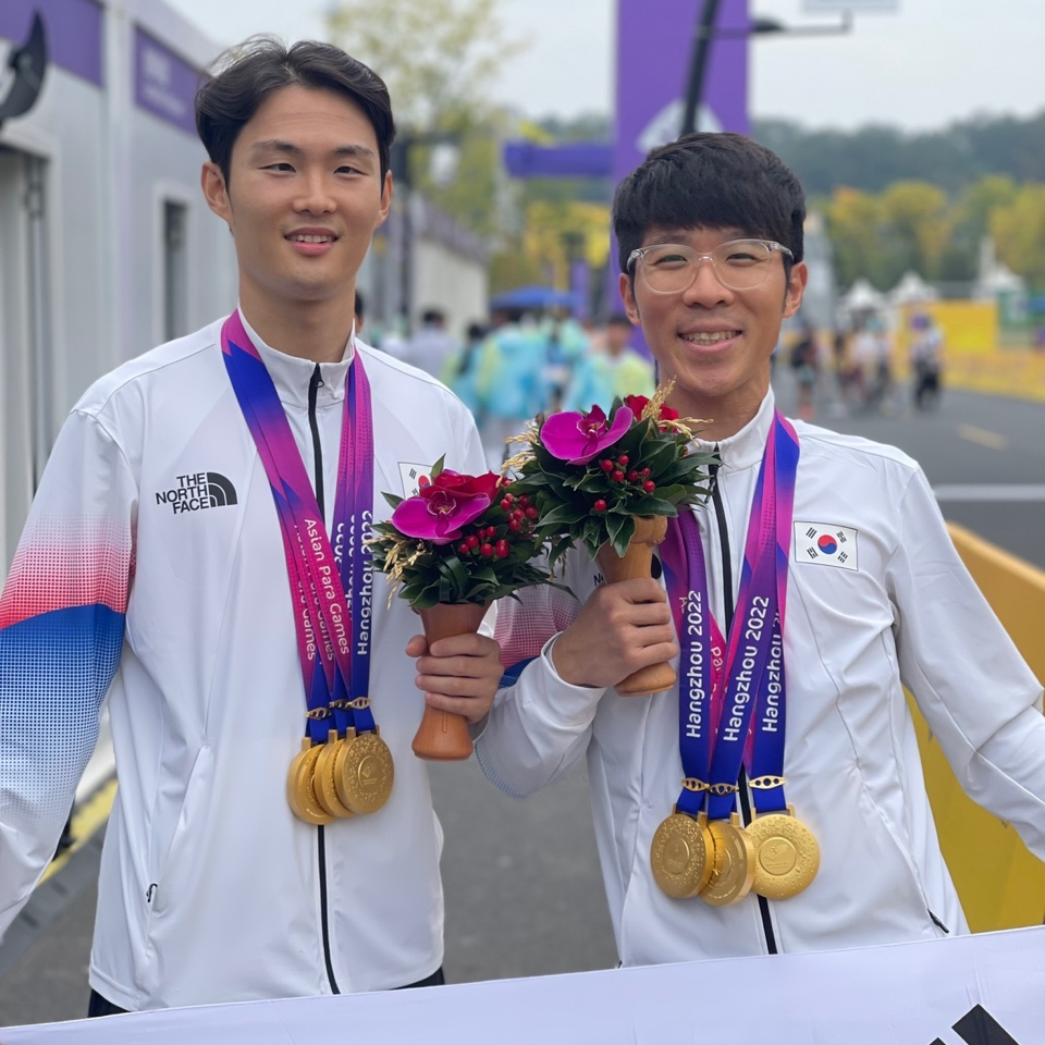 한국 선수로는 처음으로 장애인 아시안게임 사이클 3관왕을 차지한 김정빈(왼쪽)-윤중헌. 대한장애인체육회 제공