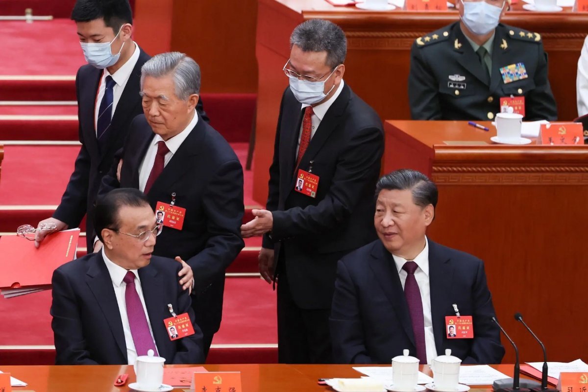 지난해 10월 시진핑 중국 국가주석 장기 집권을 결정한 중국공산당 제20차 전국대표대회 폐막식에서 리커창 전 총리를 길러낸 
중국공산주의청년단(공청단) ‘대부’ 후진타오 전 주석(왼쪽에서 두 번째)이 수행원들에게 이끌려 나가며 리 전 총리 어깨를 툭 치고
 있다. 시 주석(오른쪽)이 이를 지켜보고 있다. 게티이미지코리아