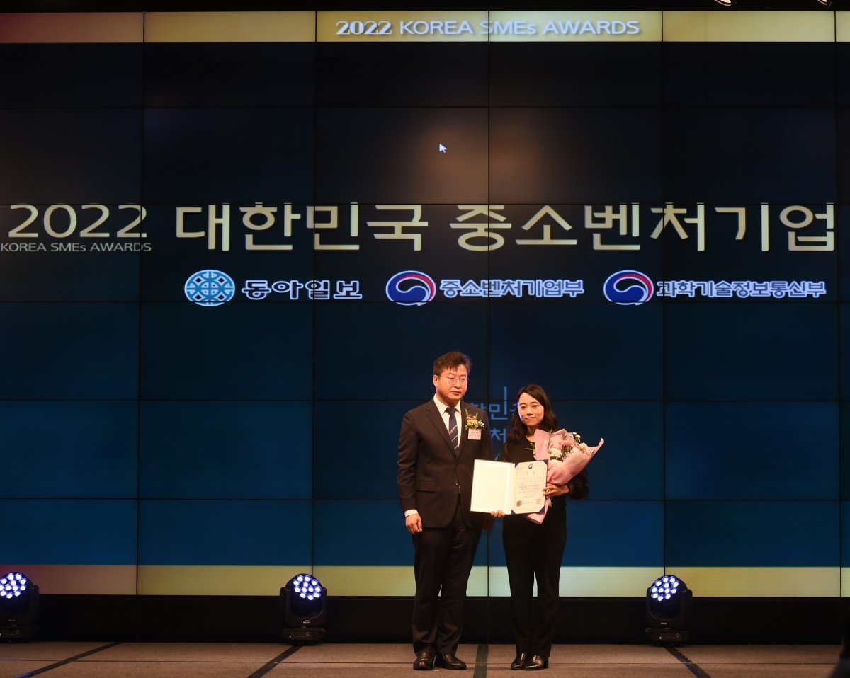 신설아 대우선재 대표(오른쪽)가 2022 대한민국 중소벤처기업대상 중소벤처기업부 장관상을 수상하는 모습.