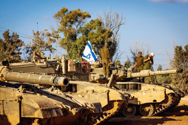 이스라엘군 탱크들이 가자지구 외곽에 대거 포진해 있다. [Flash90]