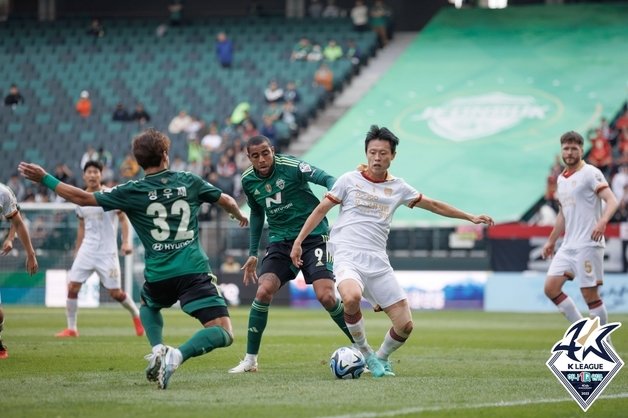 시즌 막판 순위 경쟁 중인 전북 현대와 포항 스틸러스가 1-1로 비겼다. (한국프로축구연맹 제공)