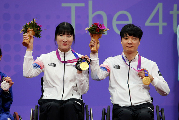 2022 항저우 장애인아시안게임 탁구 혼성 복식 우승을 차지한 서수연(왼쪽)과 박진철. (대한장애인체육회 제공)