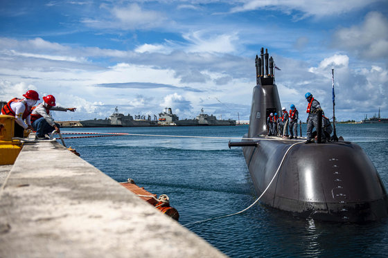 우리 해군 ‘정지함’이  지난달 28일 태평양 괌의 미 해군기지에 입항하고 있다. (해군 제공) 2023.10.22/뉴스1