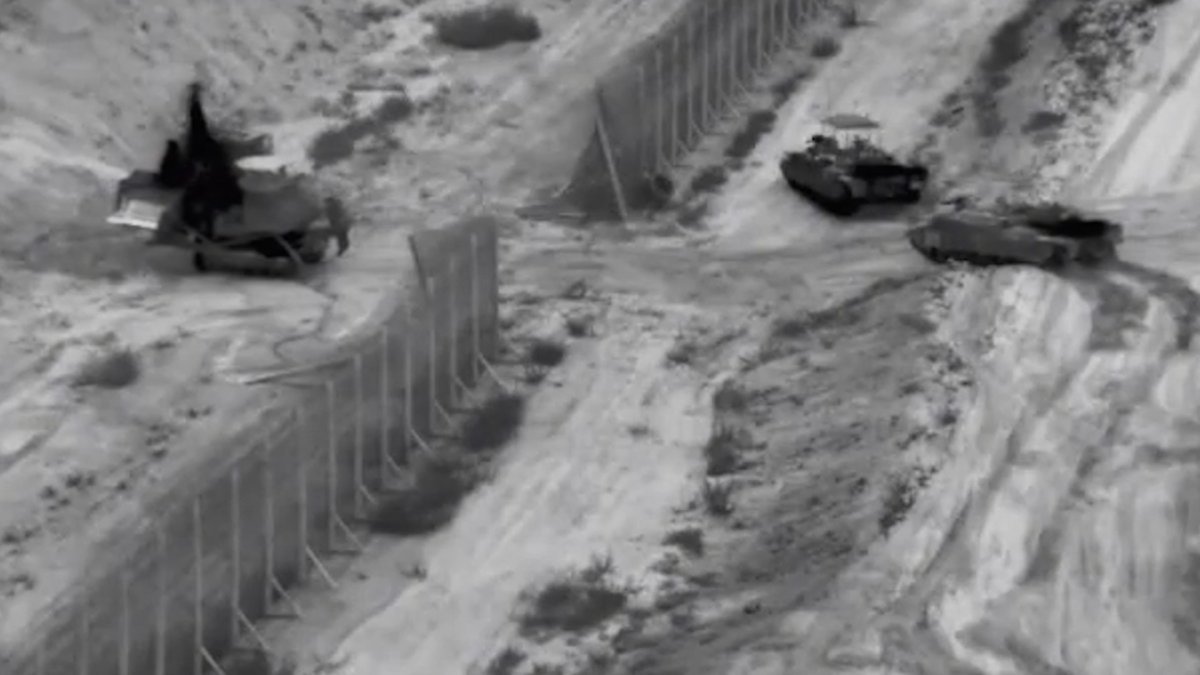 이스라엘군은 26일(현지 시간) X(옛 트위터)를 통해 전날 하마스의 근거지인 가자지구에서 탱크, 보병부대 등을 투입해 지상작전을 수행하는 모습을  공개했다. 이스라엘은 23일부터 가자지구 안으로 지상군을 투입해 작전을 진행 중이다. 이스라엘군 X(옛 트위터) 영상 캡처