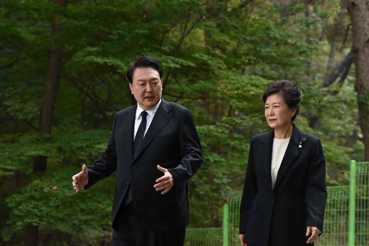 윤석열 대통령이 26일 서울 동작구 국립서울현충원에서 열린 박정희 전 대통령 서거 제44주기 추도식에서 박근혜 전 대통령과 함께 묘소를 참배한 후 이동하며 대화를 나누고 있다.  사진=대통령실 제공