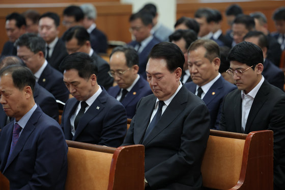 윤석열 대통령이 29일 서울 성북구 영암교회에서 김기현 국민의힘 대표, 이상민 행정안전부 장관, 추경호 경제부총리 겸 기획재정부 장관 등과 10.29 이태원 참사 1주기 추도 예배를 드리고 있다. 2023.10.29 대통령실 제공