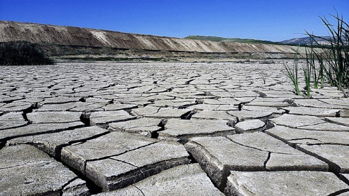 극심한 가뭄으로 땅이 마르면서 지하수를 이용하고 있지만 이 또한 고갈 위기에 놓였다. 사진 출처 위키미디어