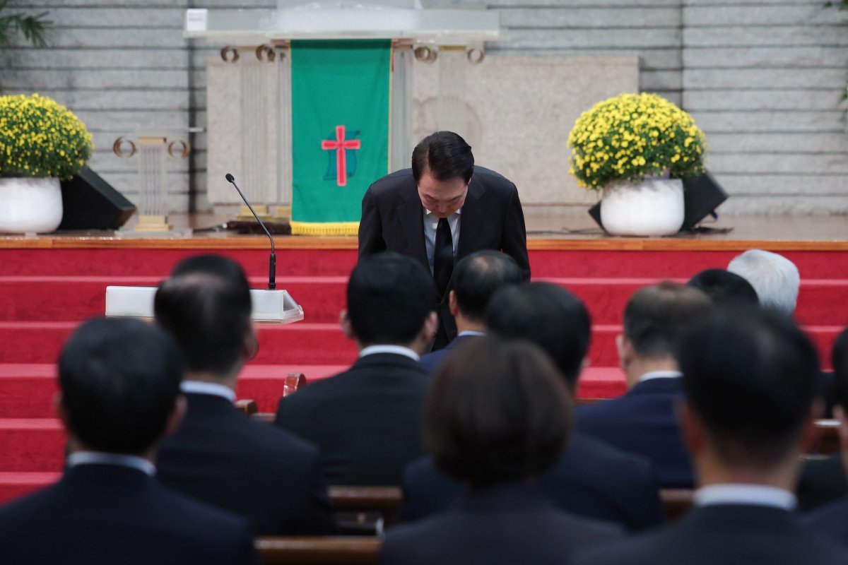 윤석열 대통령이 29일 서울 성북구 영암교회를 방문해 이태원참사 추도예배에 참석해 인사를 하고 있다. 대통령실 제공