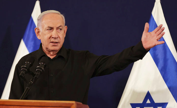 베냐민 네타냐후 이스라엘 총리가 28일(현지시각) 텔아비브의 군기지에서 기자회견하고 있다. 그는 “두 번째 단계의 목표는 하마스를 
파괴하고 인질들을 데려오는 것”이라고 말했다. 2023.10.29 텔아비브=AP/뉴시스