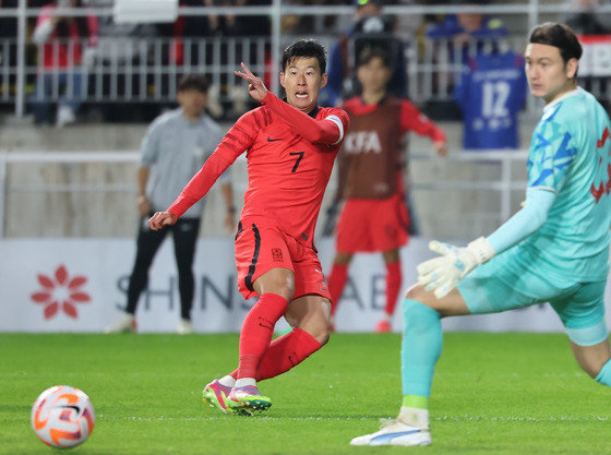 17일 오후 경기 수원시 팔달구 수원월드컵경기장에서 열린 축구 국가대표 평가전 대한민국과 베트남의 경기, 손흥민이 공격을 하고 있다. 2023.10.17/뉴스1
