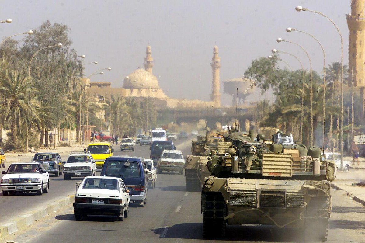 2003년 4월 미 해병대 전차들이 이라크 바그다드 시내를 달리고 있다.   위키피디아