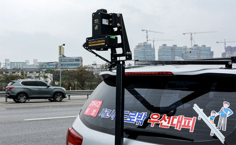 도로 포장 파손 상태 등을 점검하는 ‘라인 스캔 카메라’가 한국도로공사의 점검 차량 후면에 부착돼 있다.