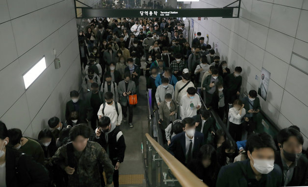 김포골드라인을 이용하는 시민들이김포공항역에서 하차하고 있다. 2023.4.24/뉴스1