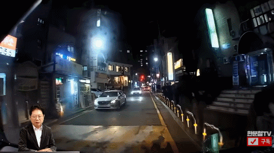 행인이 담배꽁초를 버리다가 손을 차량과 충돌하는 모습. 유튜브 채널 ‘한문철TV’