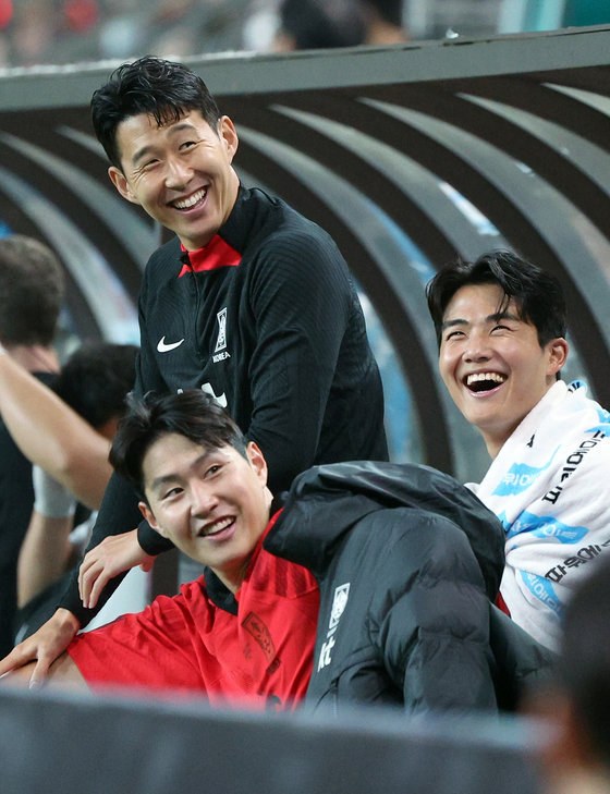 雪英宇与国家足球队的孙兴慜、李康仁一起微笑。新闻1