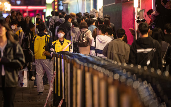 10.29 이태원 참사 1주기를 하루 앞둔 28일 오후 서울 용산구 이태원 거리에 인파 관리를 위한 펜스가 설치돼 있다. 2023.10.28/뉴스1