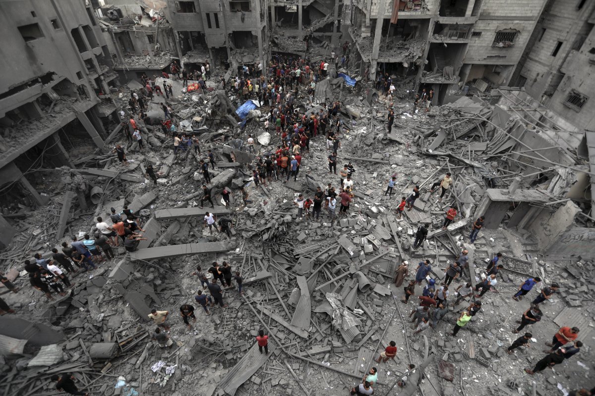 27일(현지시각) 가자지구 주민들이 이스라엘의 공습으로 파괴된 건물 피해 상황을 살피고 있다. 2023.10.28. 가자지구=AP/뉴시스