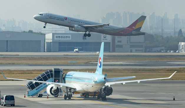 대한항공과 아시아나항공 기업결합의 분수령이 될 아시아나항공 이사회가 열린 30일 서울 강서구 김포공항 활주로에서 아시아나여객기가 이륙하고 있다. 아시아나항공은 이날 이사회에서 화물사업 분리 매각 여부를 결정한다. 2023.10.30/뉴스1
