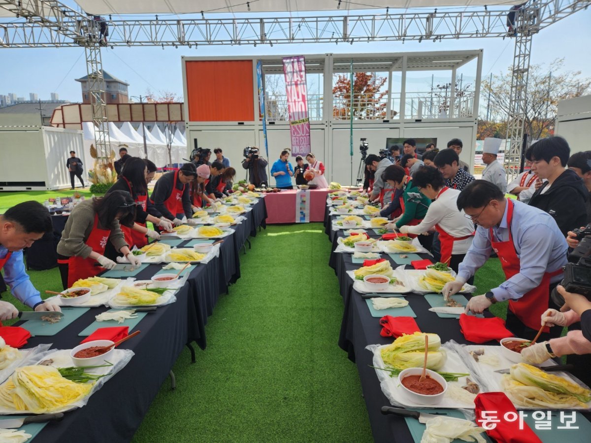 광주시는 30일 서구 상무시민공원에서 시민들이 제30회 광주 김치축제 대표 프로그램인 천인의 밥상을 사전에 체험하는 품평회 및 
홍보행사를 가졌다. 시민들이 김치 명인의 설명에 따라 맨드라미 김치와 조기 김치를 만들어 보고 있다. 이형주 기자 
peneye09@donga.com