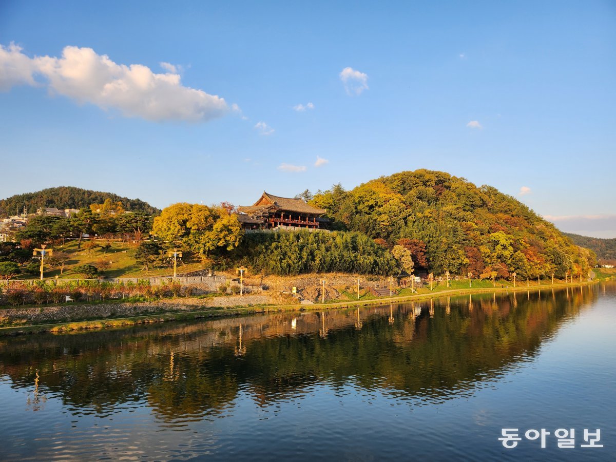 밀양강 건너편에서 본 경남 밀양 영남루 모습. 문화재청은 밀양 영남루와 강원 삼척 죽서루를 국보로 승격해 지정할 계획이라고 27일 밝혔다. 도영진 기자 0jin2@donga.com