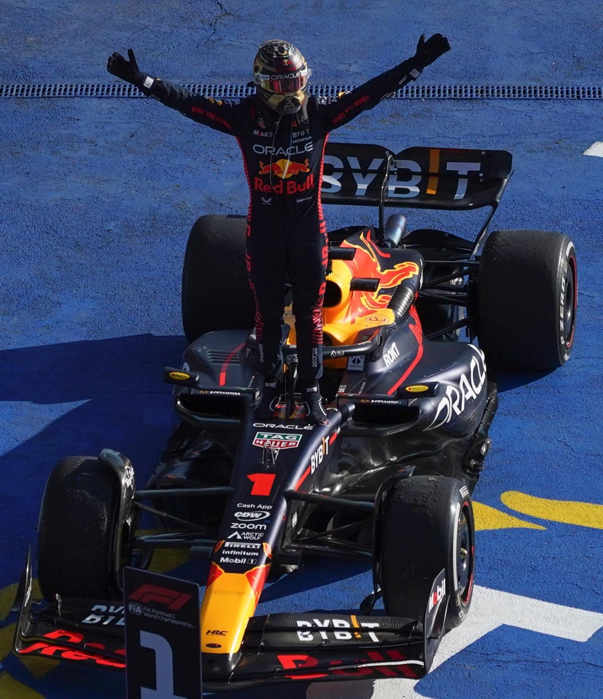 막스 페르스타펀(레드불)이 30일 포뮬러원(F1) 월드챔피언십 20라운드 정상에 오르며 한 시즌 최다인 16승을 기록한 뒤 자신의 경주용 자동차 위에서 챔피언 세리머니를 하고 있다. 멕시코시티=AP 뉴시스
