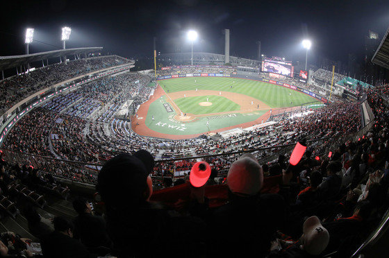 30일 오후 경기 수원시 장안구 KT위즈파크에서 열린 ‘2023 신한은행 SOL KBO 포스트시즌’ 플레이오프 1차전 KT 위즈와 NC 다이노스의 경기를 찾은 관중들이 응원을 펼치며 경기를 관람하고 있다. 2023.10.30/뉴스1