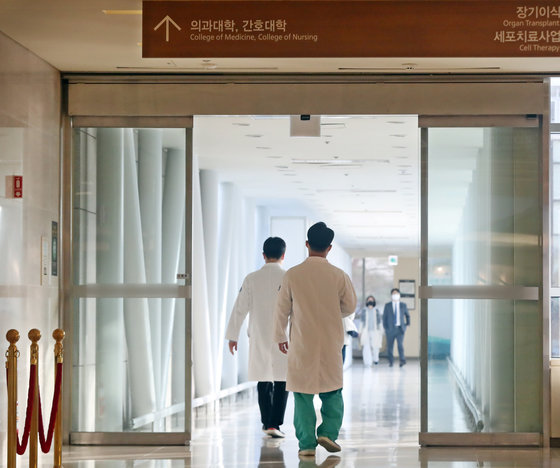 서울 시내 한 대학병원에서 의료진이 발걸음을 옮기고 있다.  /뉴스1