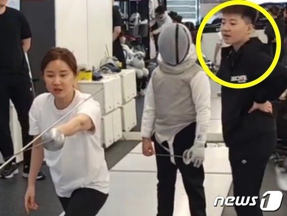 올릭픽 펜싱 메달리스트인 남현희씨가 자신의 펜싱 아카데미에서 지도하고 있는 모습을 전청조씨(원내)가 쳐다보고 있다. (SNS 갈무리) 뉴스1