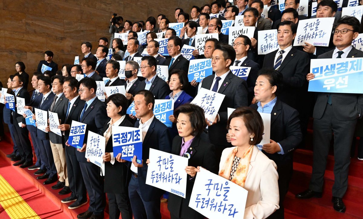 홍익표 더불어민주당 원내대표를 비롯한 민주당 의원들이 31일 서울 여의도 국회 로텐더홀에서 윤석열 대통령의 내년도 예산안 관련 시설연설을 앞두고 피켓 시위를 하고 있다. 2023.10.31. 사진공동취재단